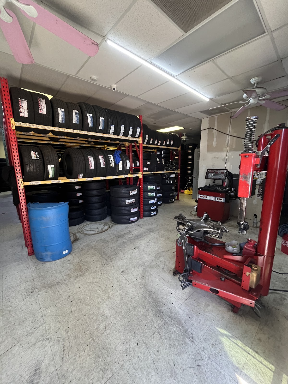 Service bay at G'S CASA DELLA TIRES LLC